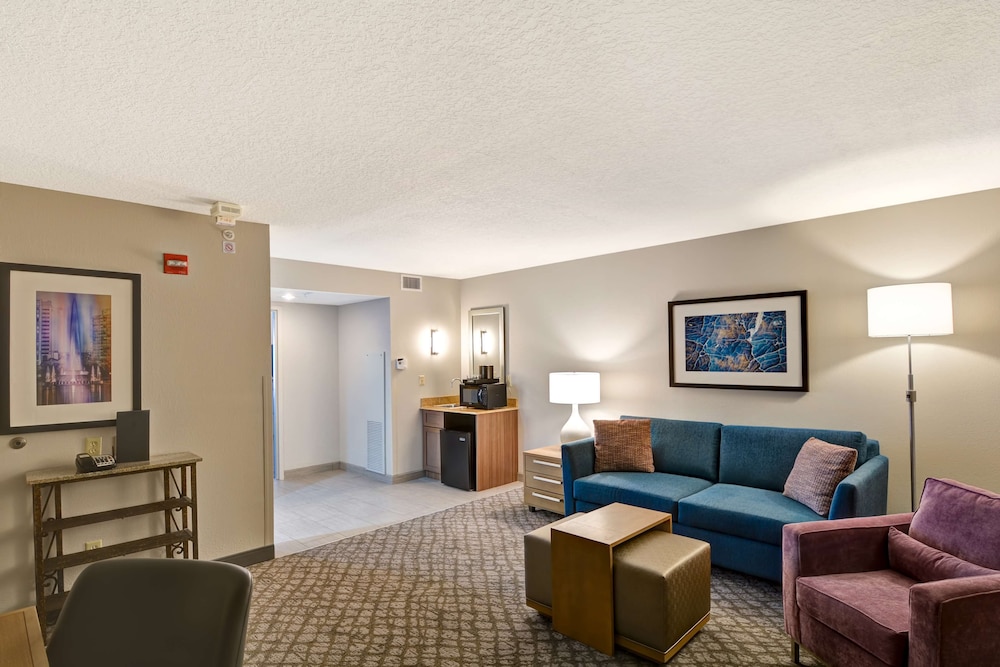 Suite, 1 King Bed, Accessible, Bathtub
