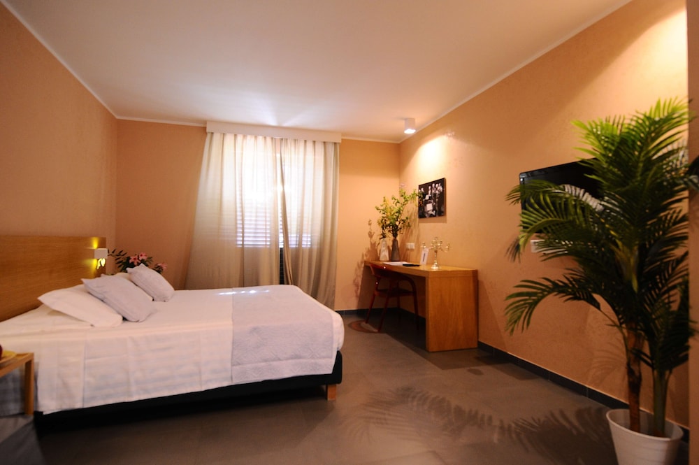 Superior Room, 1 Queen Bed, Non Smoking (Converts to 2 Twin Beds) - Photo 5
