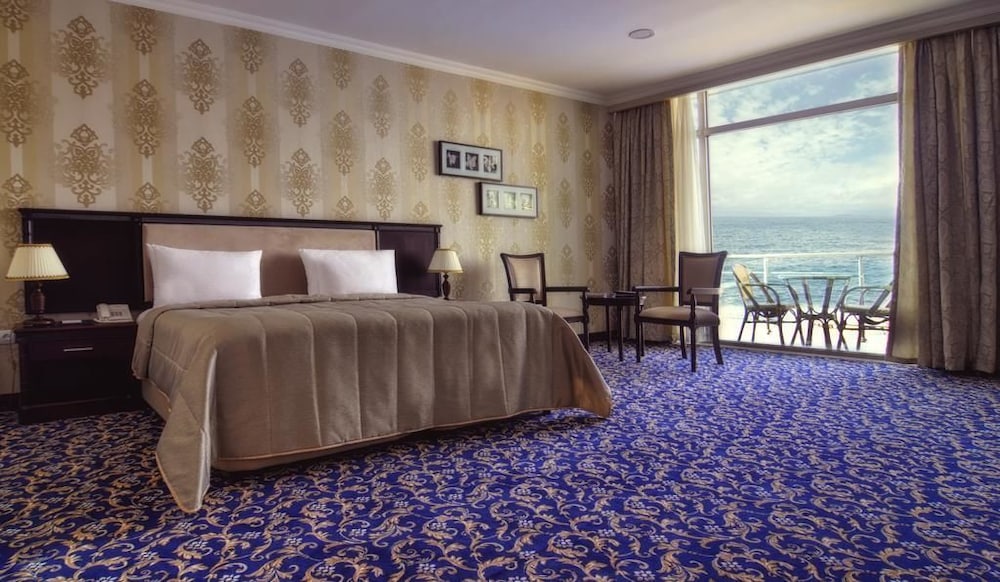Suite, 1 Queen Bed, Sea View photo 3