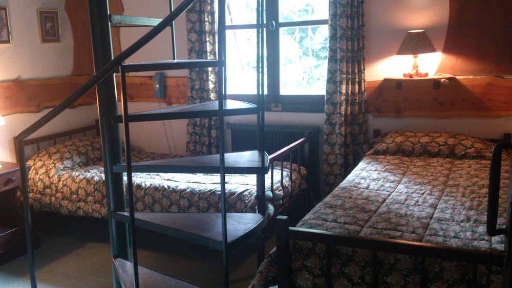 Family Room, One Double and Two Single Beds photo 3