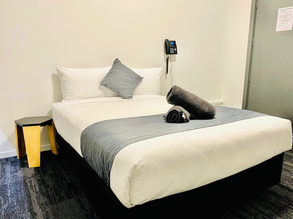 Basic Room, Double Bed (with Shared Kitchen)