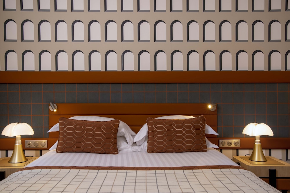 Family Triple Room, 2 Bedrooms thumbnail 6