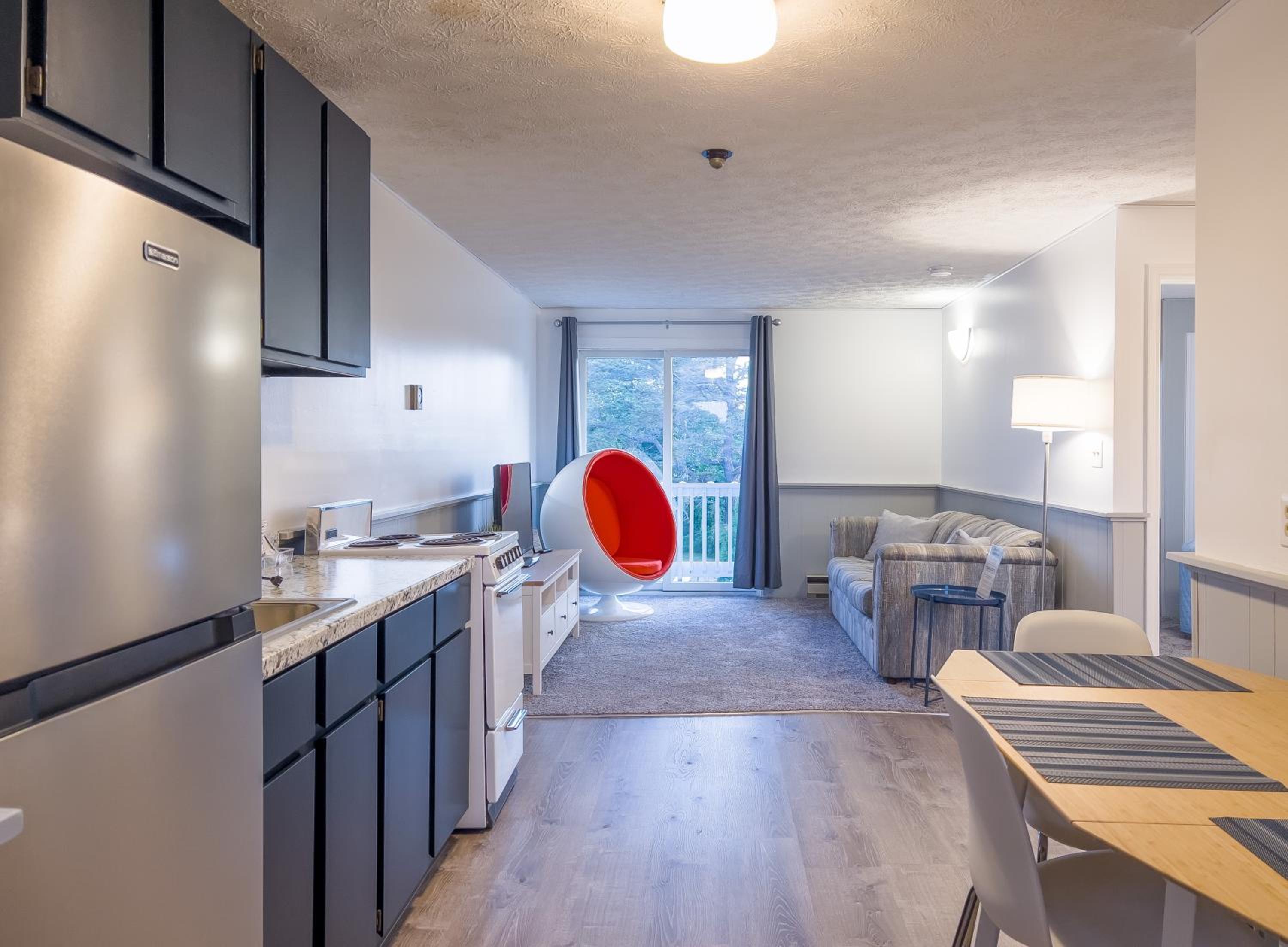 Two-Bedroom Apartment with Air Conditioning (no pets +no smoking)