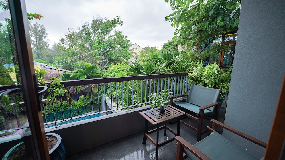 Premier Room, Pool View photo 3