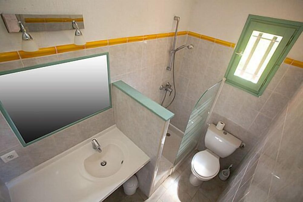 Studio, Ensuite photo 3