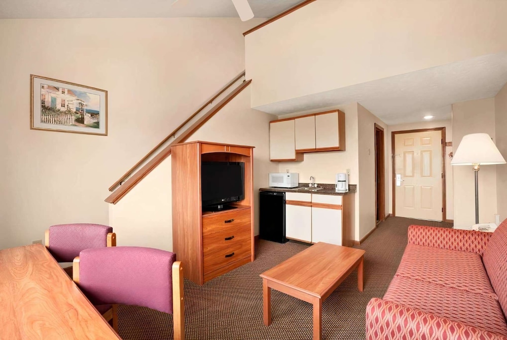 Business Room, 1 King Bed, Non Smoking (Loft) photo 1