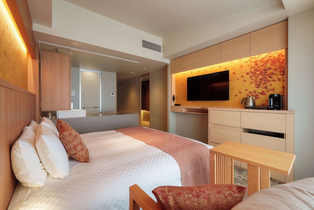 Superior Room, 1 King Bed, Non Smoking, Bathtub - Photo 9