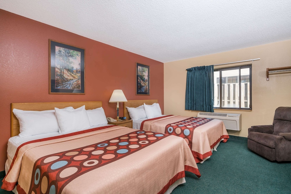 Suite, 2 Queen Beds, Jetted Tub