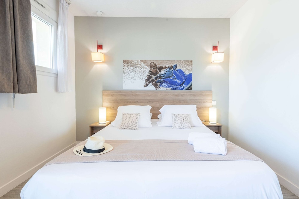 Standard Room, 1 Queen Bed, Non Smoking - Photo 8