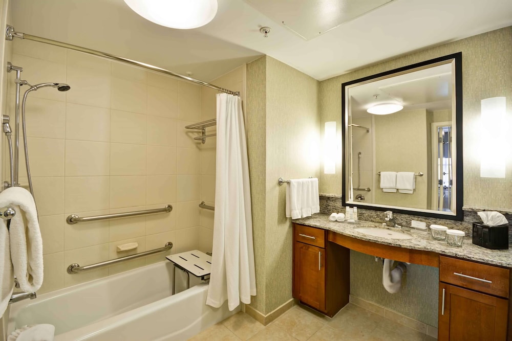 Suite, 1 King Bed, Accessible, Bathtub photo 3