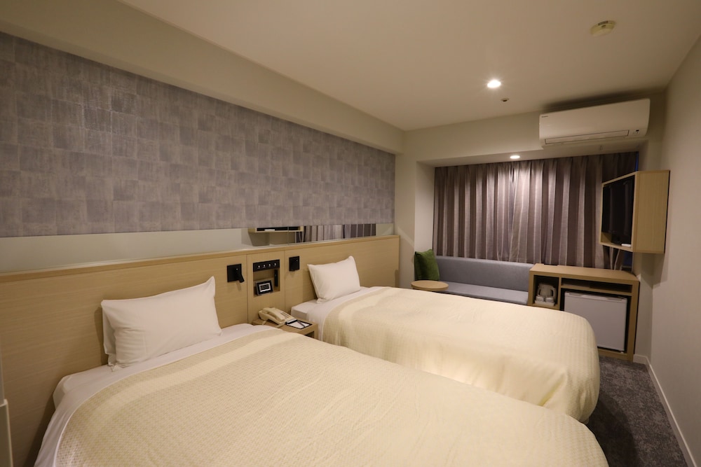 Twin Room with Sofa Bed, Non Smoking photo 2