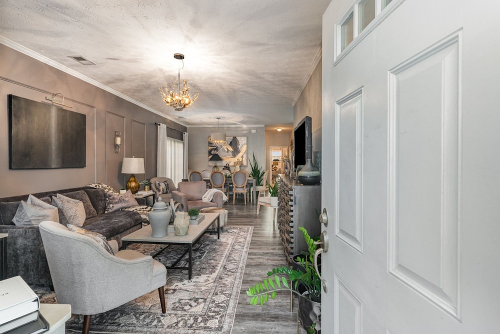 Stylish 2BR Townhome w Garage Patio Perfect for Stays or Assignments, Foto 4