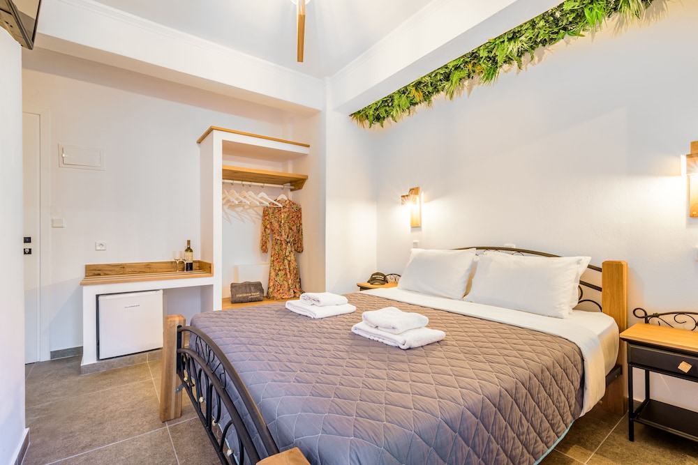 Standard Triple Room, Sea View - Photo 8