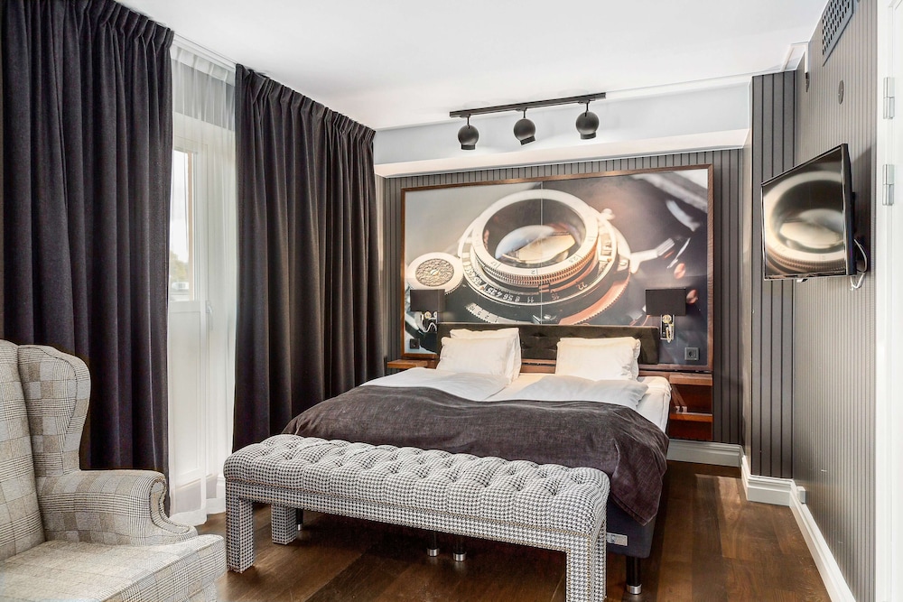 Standard Room, 1 King Bed, Non Smoking (Bunk beds) - Photo 1