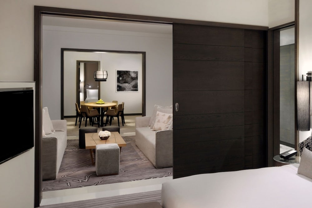Suite, 2 Bedrooms, City View (Balcony)