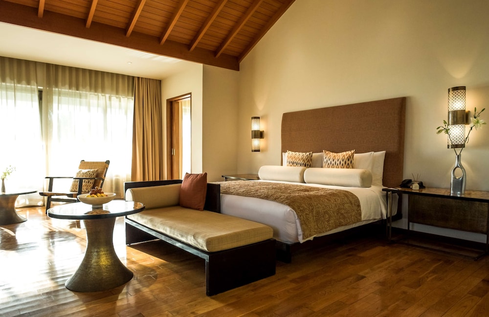 Family Room, 1 King Bed - Photo 4