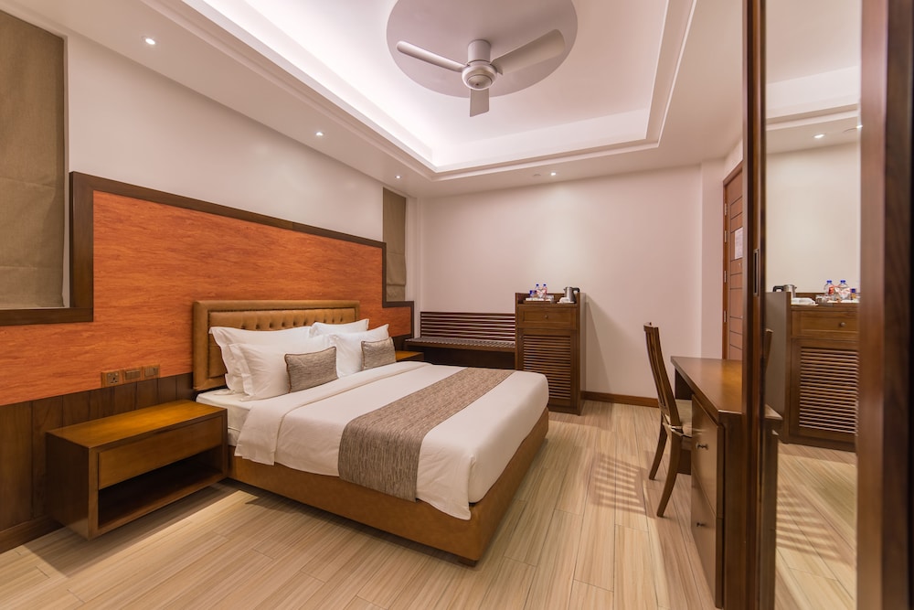 Super Deluxe Room with Balcony & Free Return Airport Transfer - Photo 3