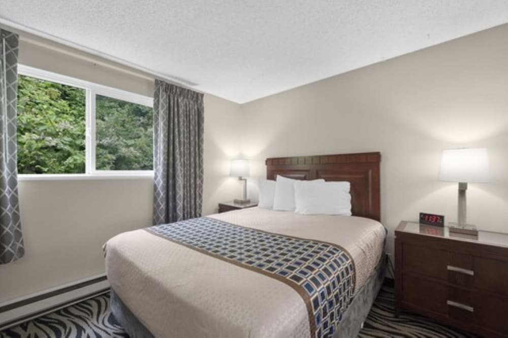 Suite, 2 Queen beds, kitchen photo 3