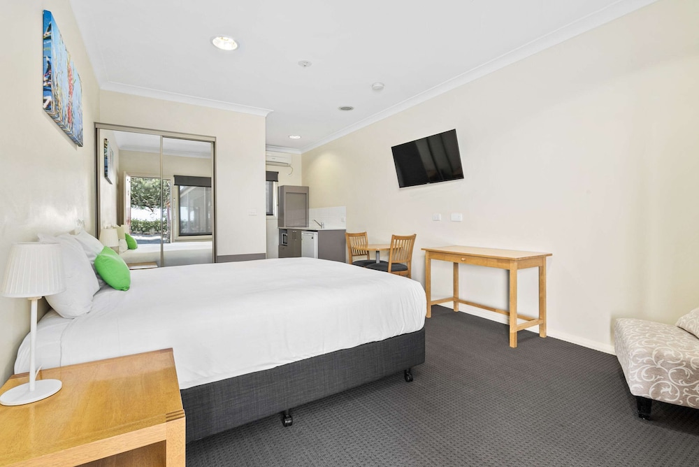 Standard Room, 1 King Bed, Non Smoking photo 2