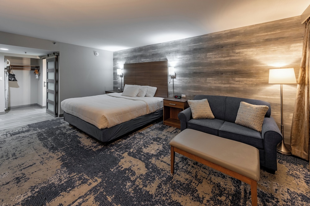 Premium Room, 1 King Bed, Balcony photo 3