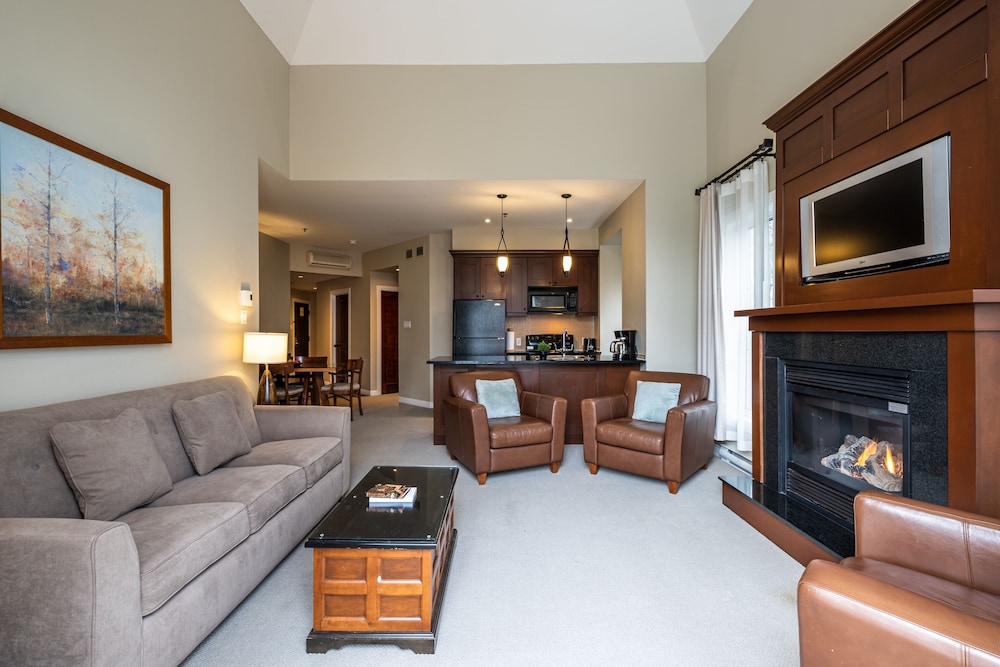 Suite, 3 Bedrooms, Courtyard View - Photo 3