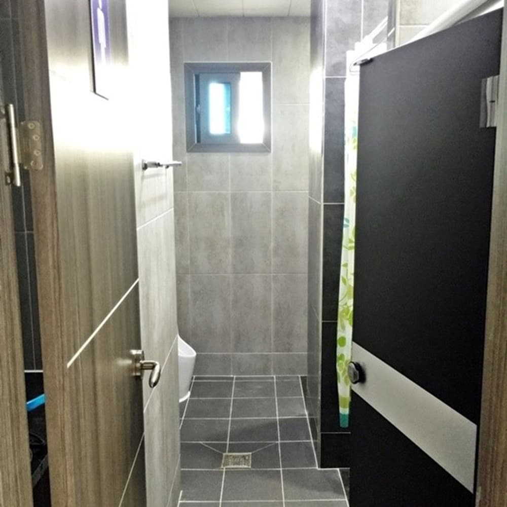 Shared Dormitory, Men only, Shared Bathroom (10 persons) photo 2