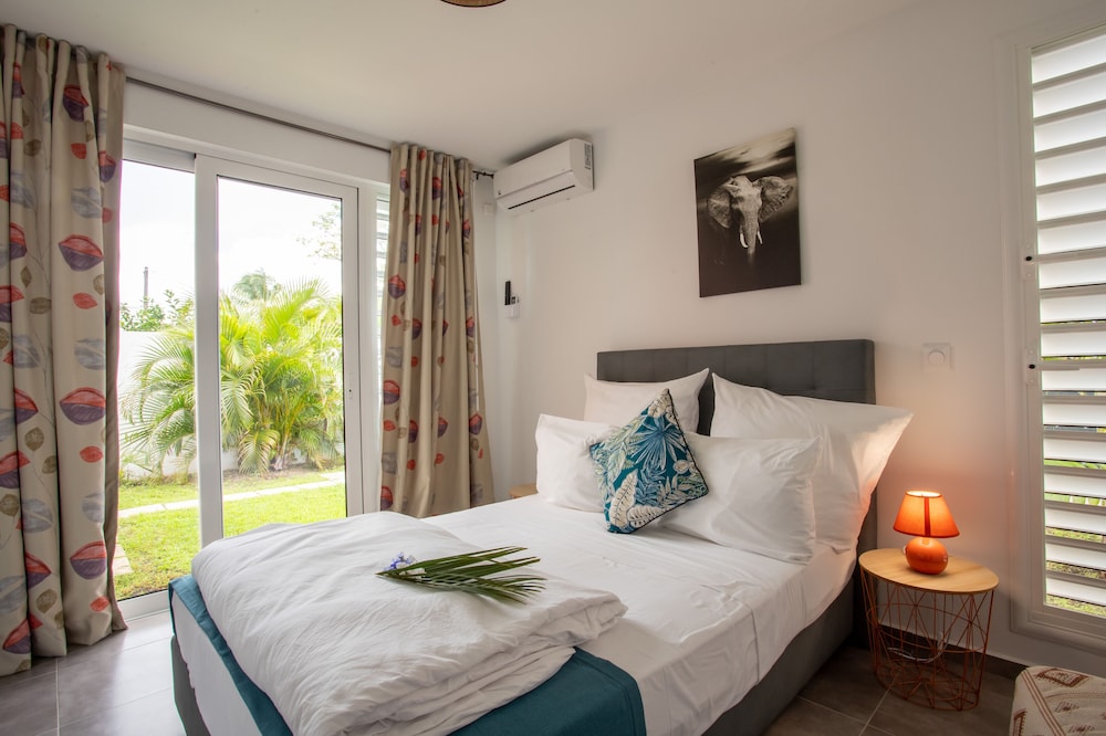 Exclusive Suite, 1 Queen Bed with Sofa bed, Balcony, Pool View photo 3