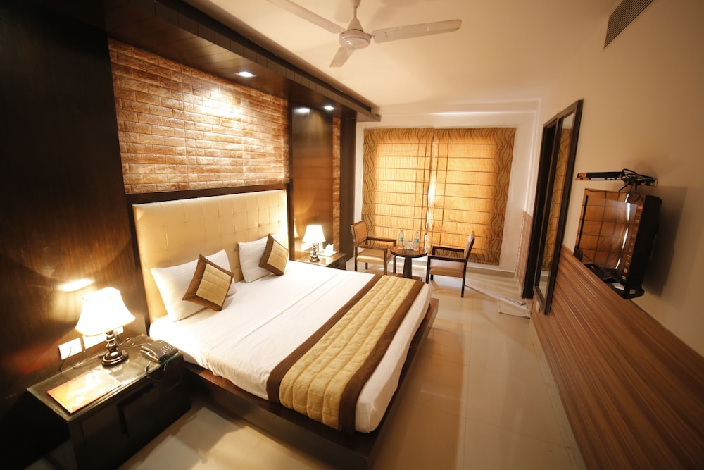 Deluxe Room, 1 King Bed - Photo 13