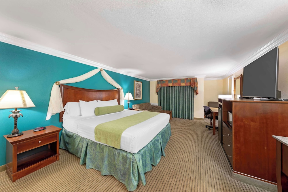 Standard Room, 1 King Bed, Non Smoking, Balcony - Photo 2