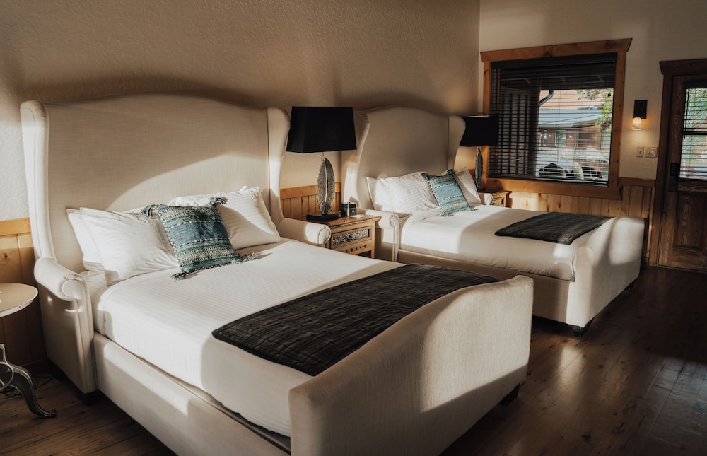 River Queen, 2 queen beds photo 1