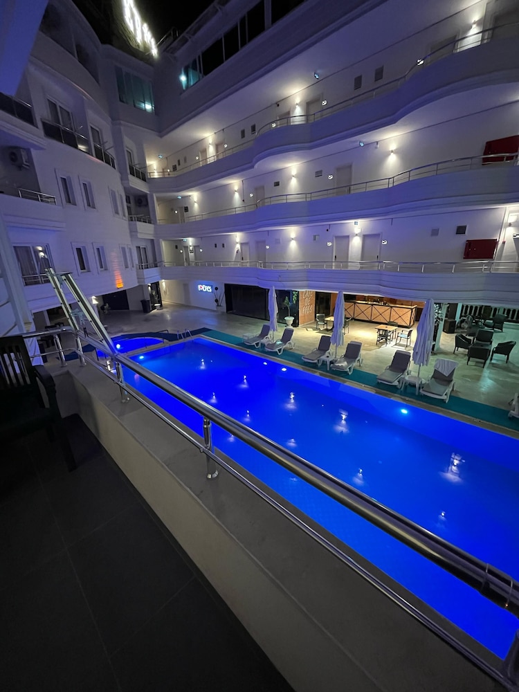 Deluxe Suite - Photo 9