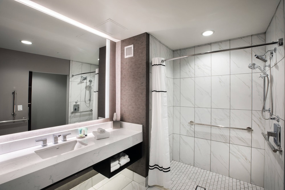 Executive Room, 2 Queen Beds (Mobility/Hearing Access, Roll-In Shwr) - Photo 5