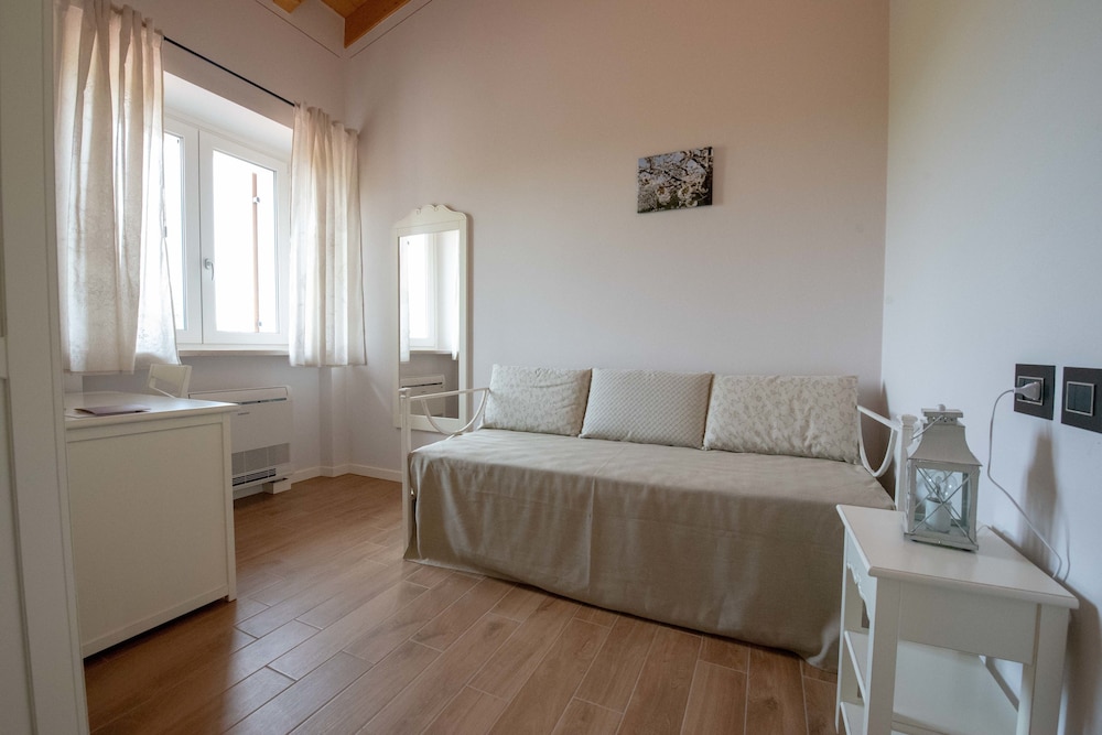 Classic Suite, 1 Queen Bed, Non Smoking, Vineyard View photo 3
