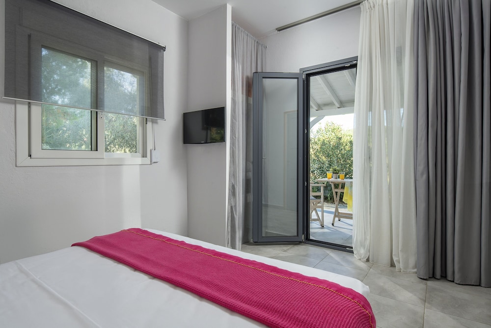 1 Bedroom Bungalow with Private Garden photo 2