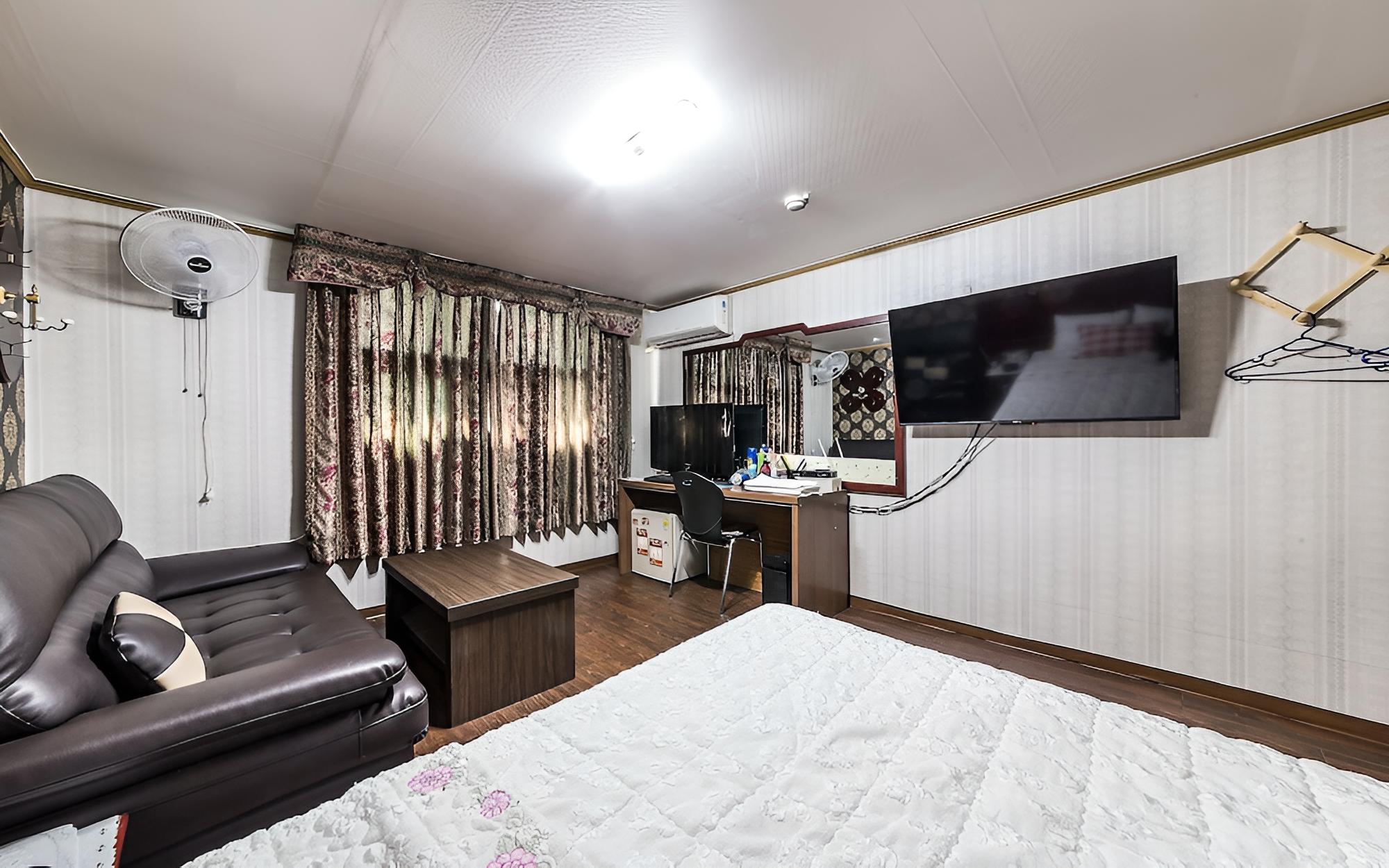 Room (Western-style (Standard room)) - Photo 2
