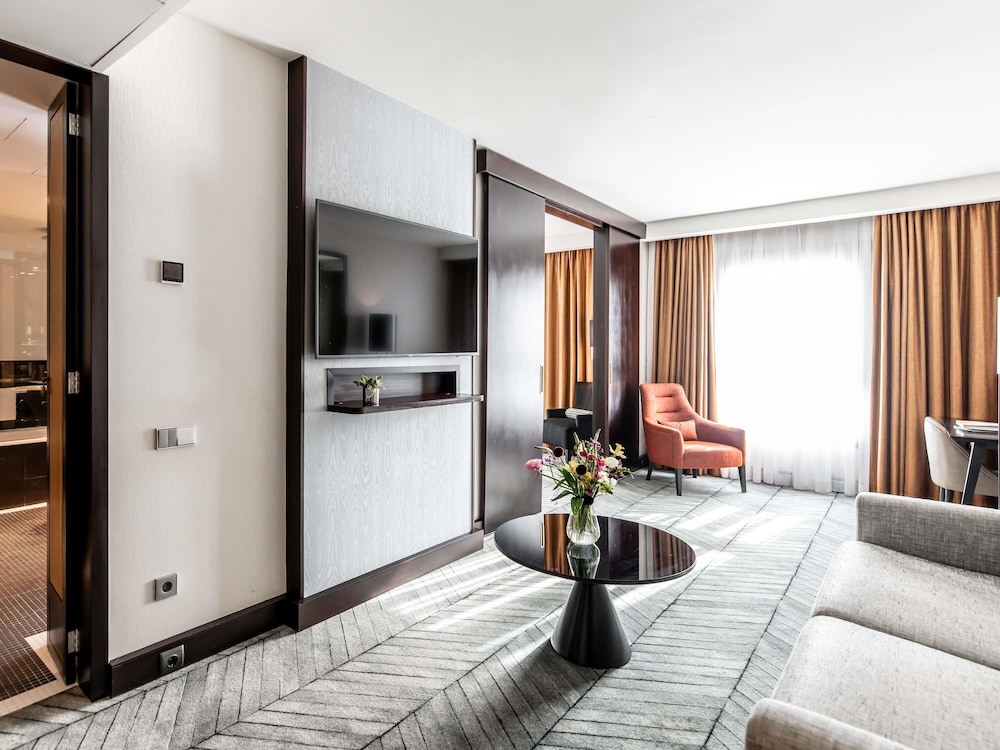 Prestige Suite, 1 King Bed, Lounge (High Floor)