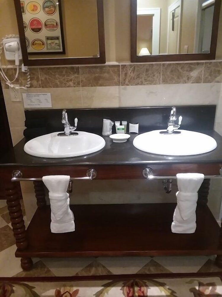 Deluxe Room, 1 King Bed, Bathtub photo 2
