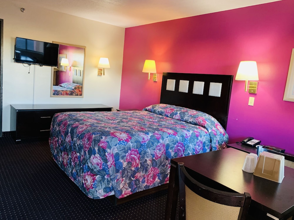Standard Room, 1 King Bed, Non Smoking photo 1