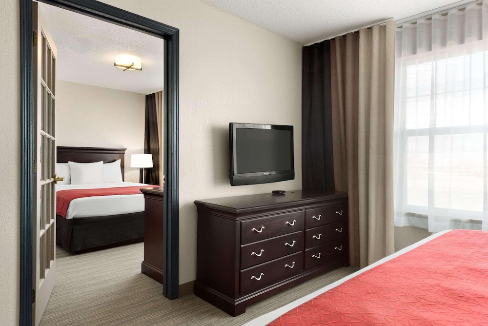 Suite, Multiple Beds, Non Smoking - Photo 1