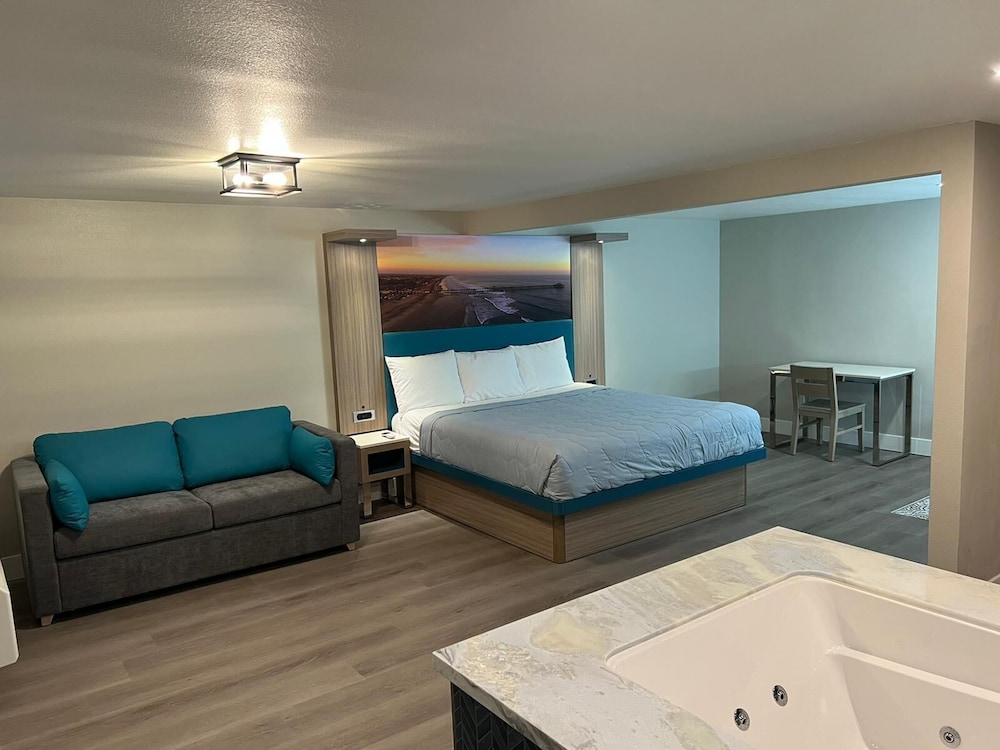 Suite, 1 King Bed, Non Smoking, Jetted Tub photo 3