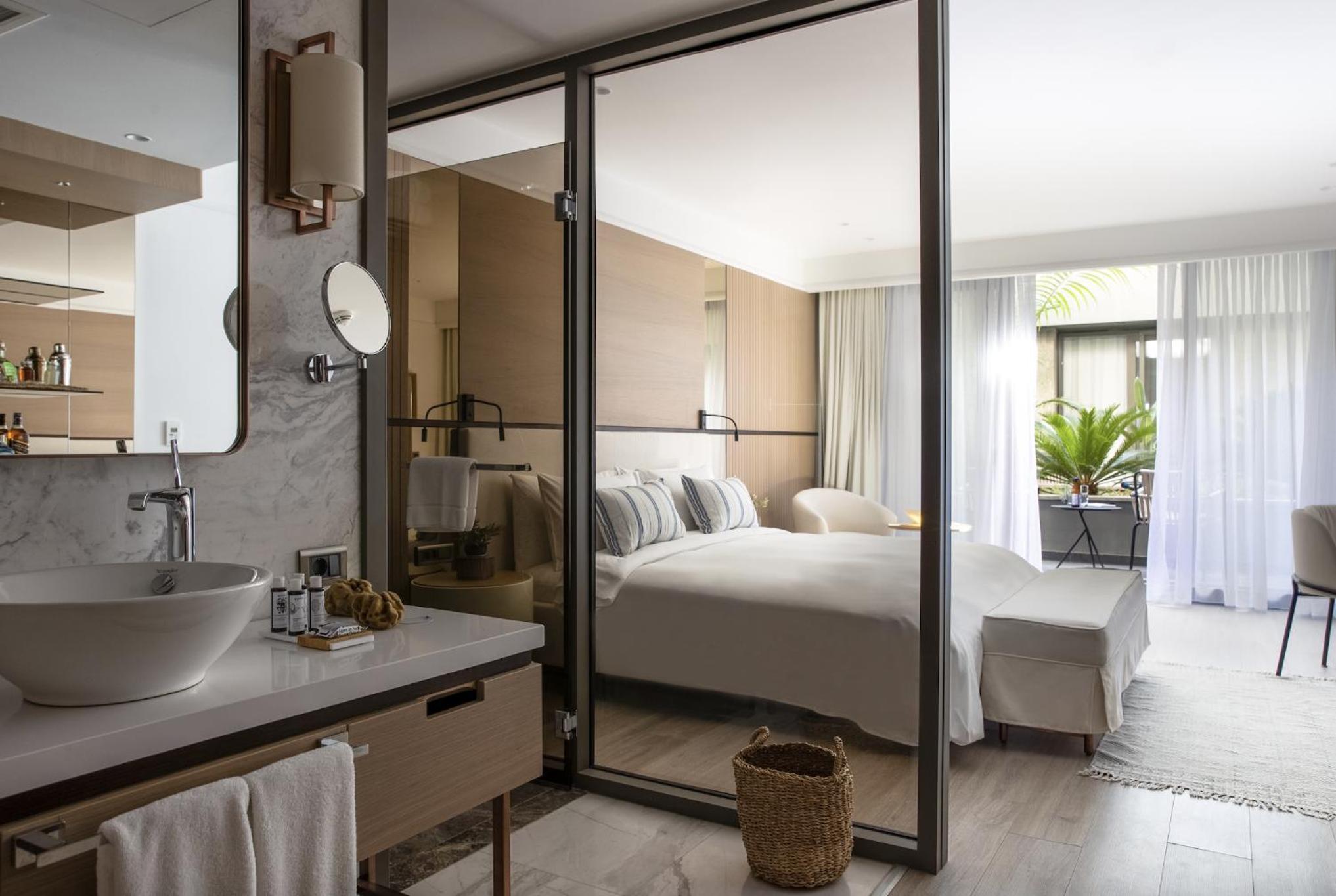 Deluxe Atrium View Room