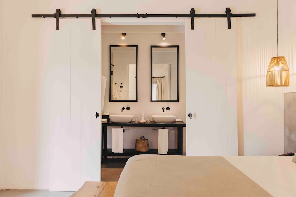 Deluxe Suite - Photo 6