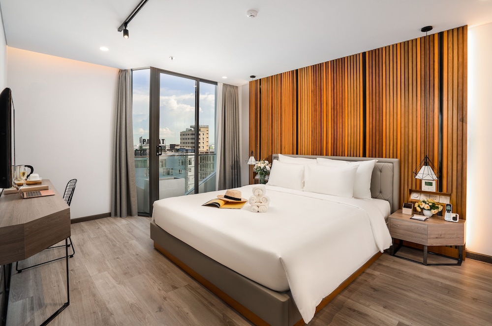 Suite, River View - Photo 4