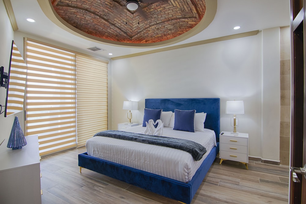 Classic Condo, 2 Bedrooms, Ocean View