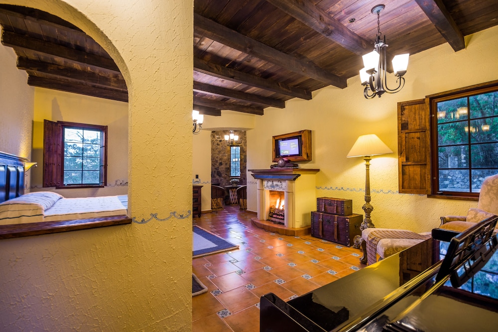 Superior Suite, 1 King Bed, Fireplace photo 3