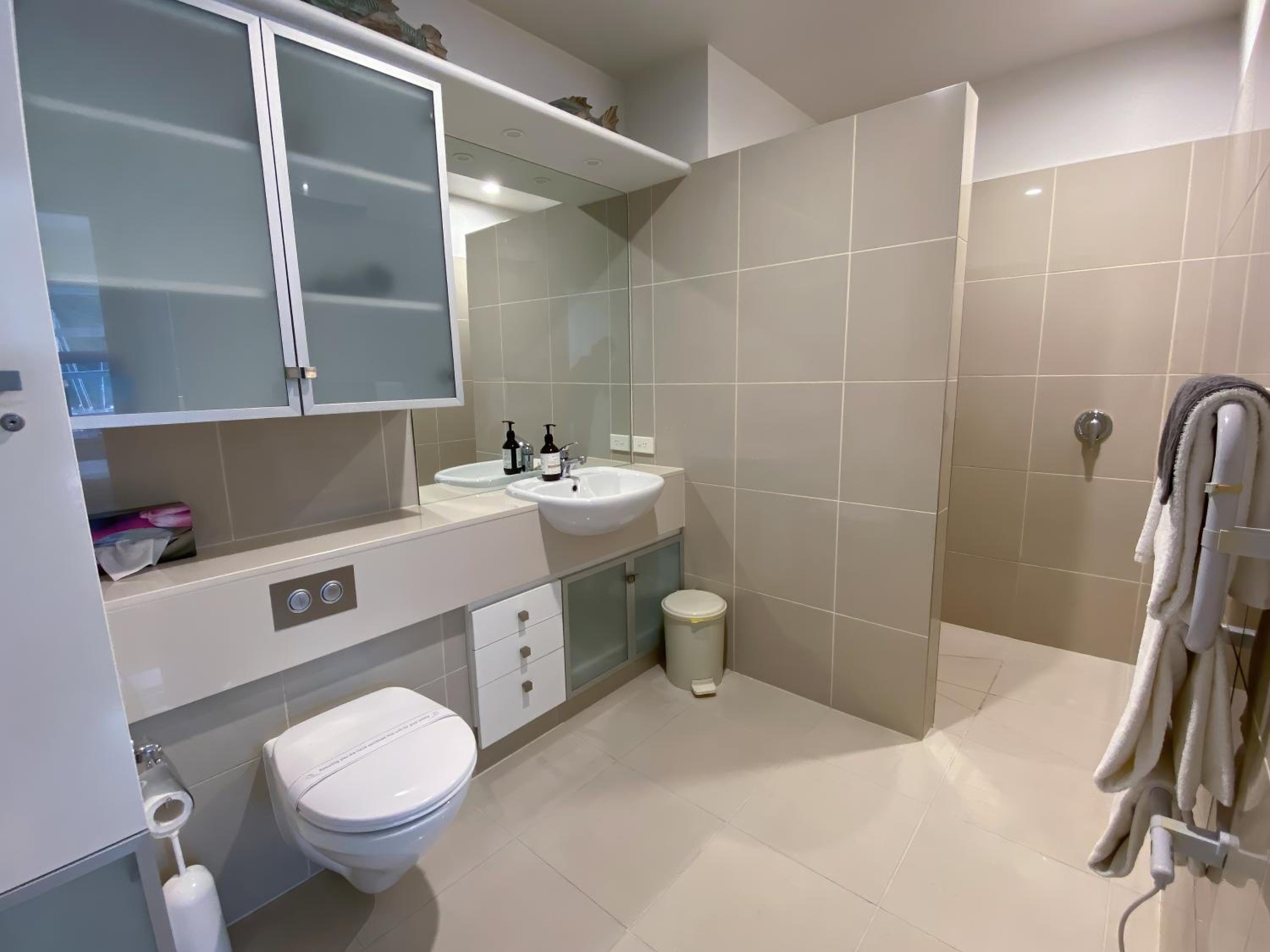 Oxleys 302 two bedroom waterfront apartment (sleeps 5) photo 3