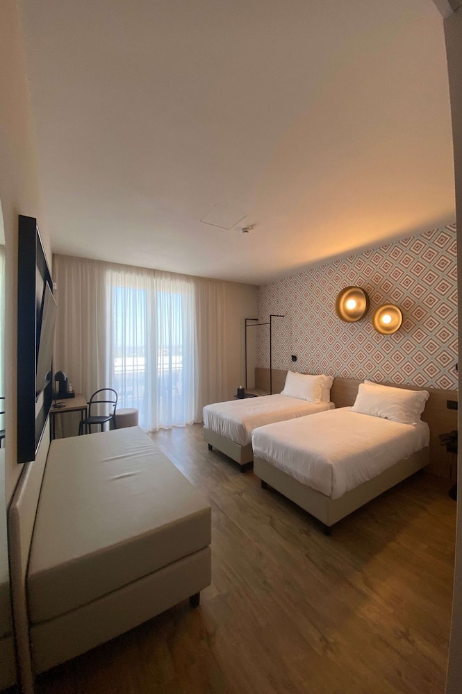 Comfort Room, Multiple Beds, Non Smoking (Converts to 2 Twin Beds) - Photo 1