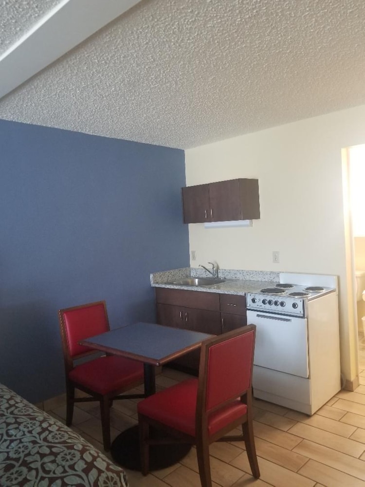 Room, 1 King Bed, Non Smoking (Efficiency, Poolside) - Photo 2