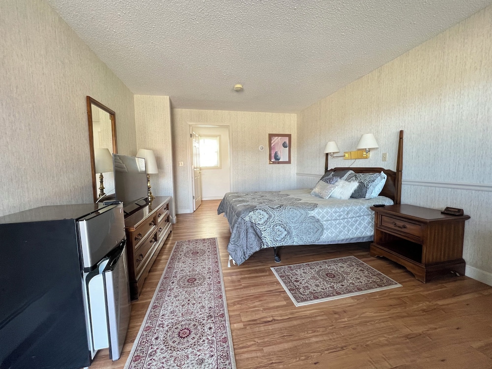 Essentials - Single Queen, Handicapped Accessible photo 1