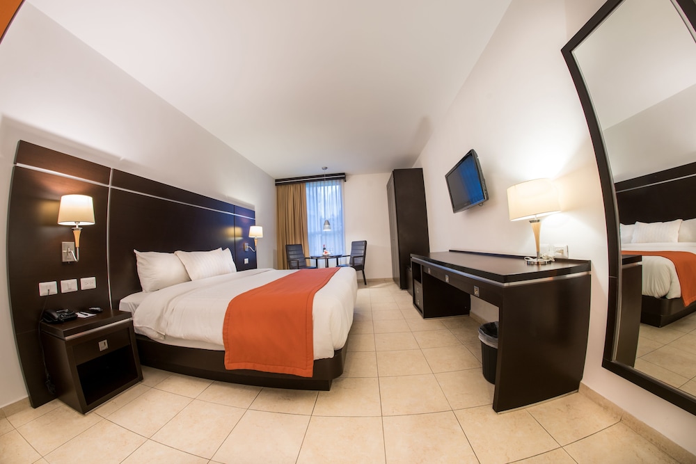 Standard Room, 1 King Bed photo 2